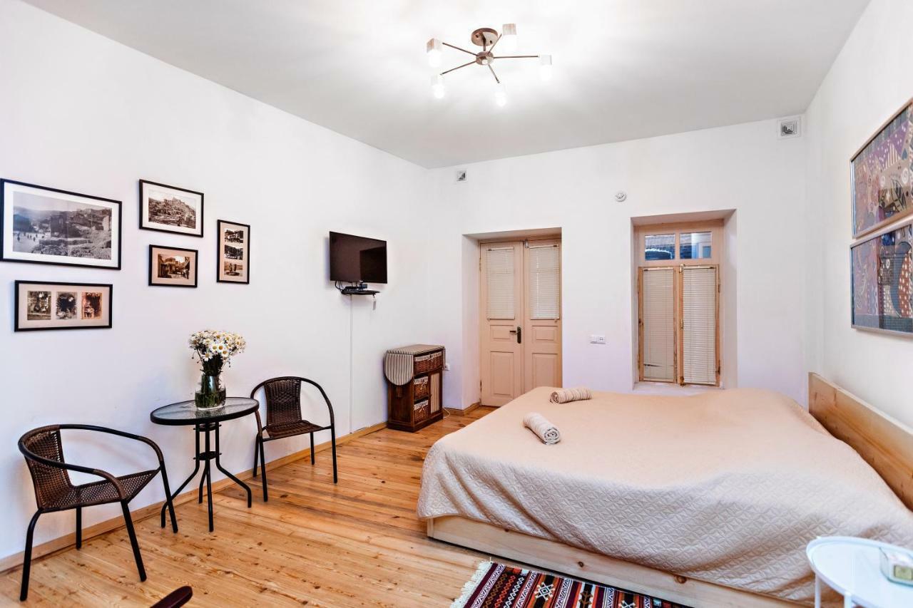 Nina' Cozy Apartment Tbilisi ภายนอก รูปภาพ